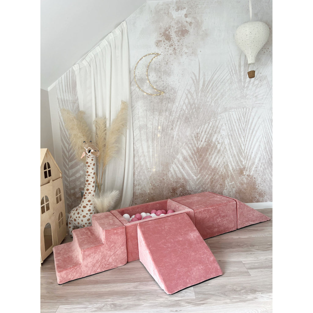 Moje playset Soft Velvet raspberry pink in een speelhoek met pampasgras