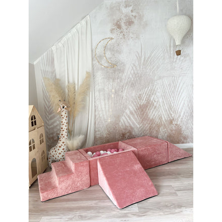 Moje playset Soft Velvet raspberry pink in een speelhoek met pampasgras