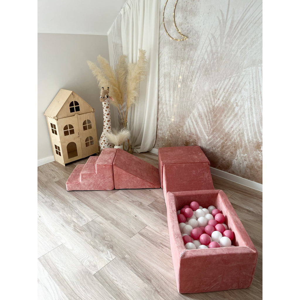 Moje ballenbad en playset Soft Velvet raspberry pink met ballen naast een poppenhuis