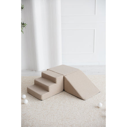 Moje playset bouclé beige met trap en glijhelling in een lichte kamer
