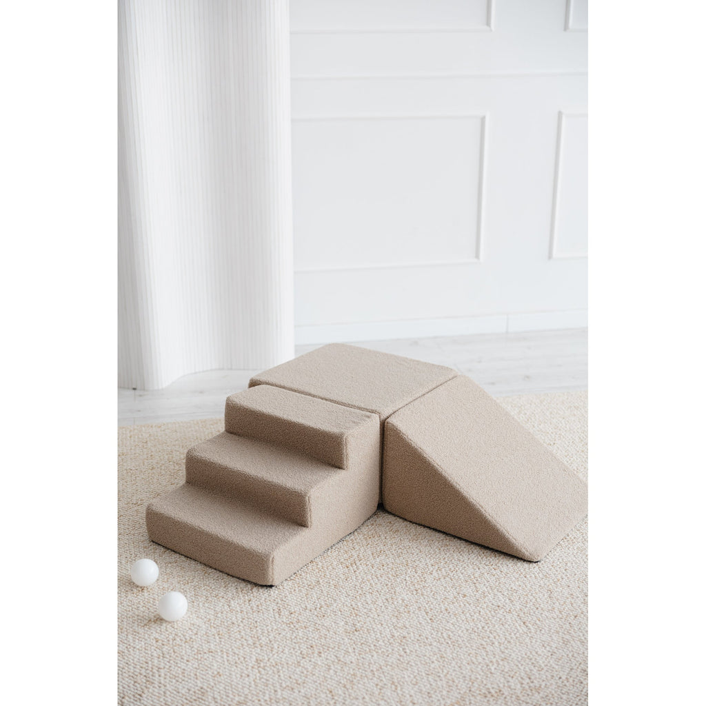 Moje playset bouclé beige, trap en glijhelling tegen elkaar geschoven