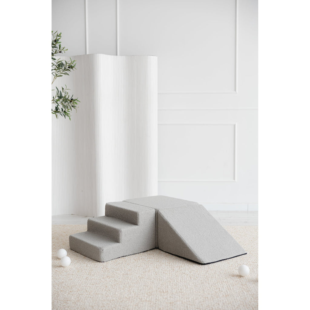 Moje playset bouclé grijs met trap en glijhelling in een lichte kamer