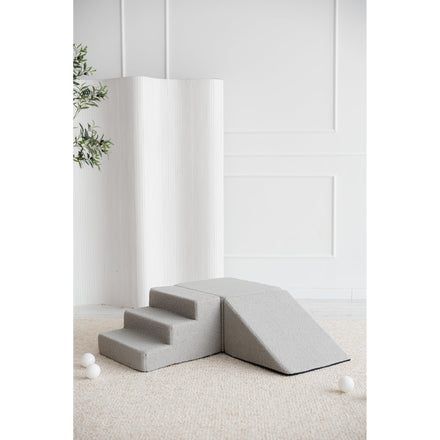 Moje playset bouclé grijs met trap en glijhelling in een lichte kamer