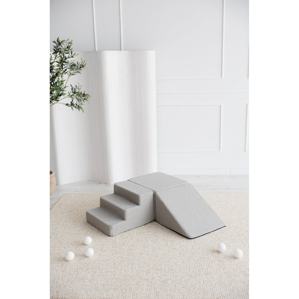 Moje playset bouclé grijs, trap en glijhelling tegen elkaar geschoven