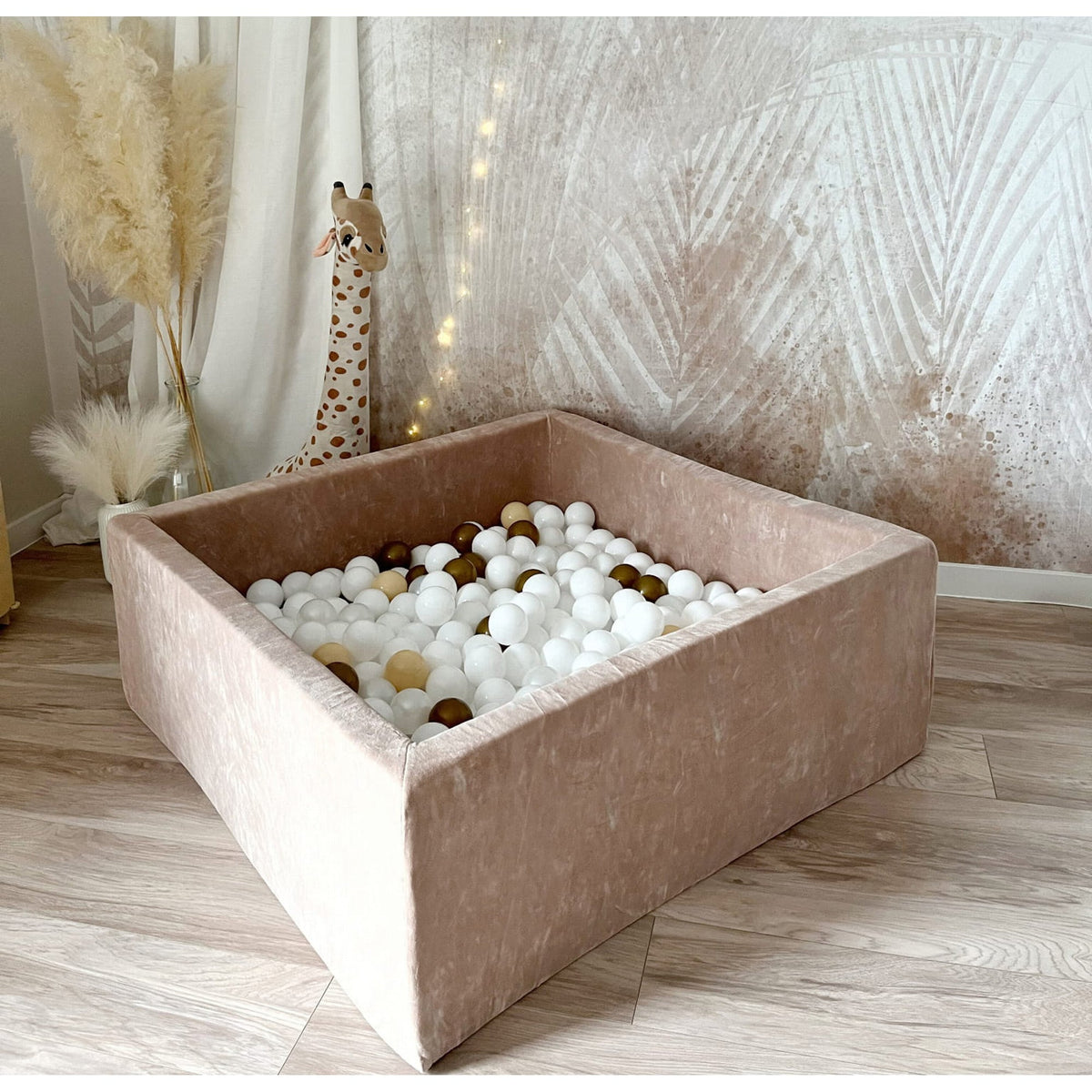 Moje vierkant ballenbad Soft Velvet dark beige gevuld met ballen, op witte achtergrond