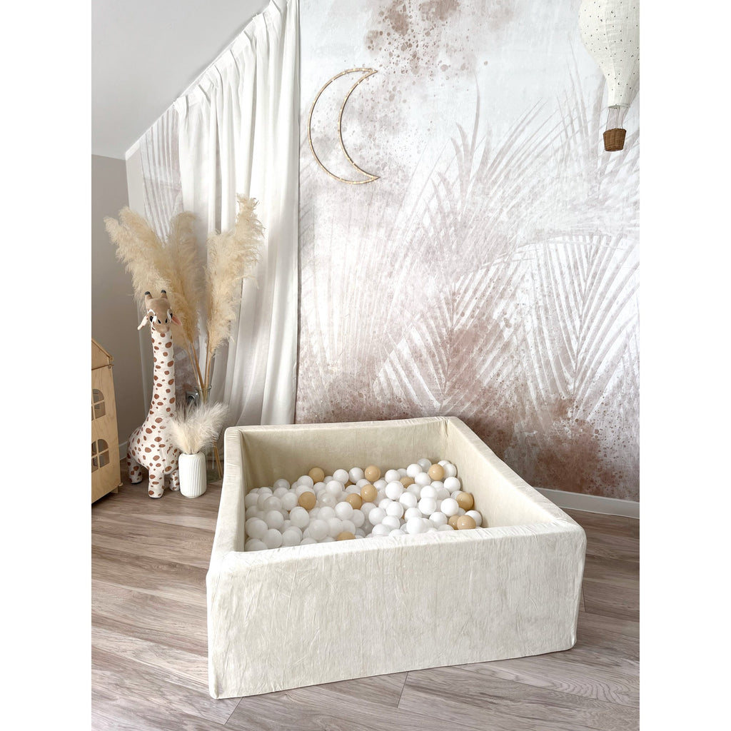 Moje vierkant ballenbad Soft Velvet ecru met beige en witte ballen op een houten vloer