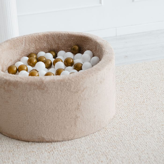 Moje ballenbad Teddy beige, rond ballenbad op witte achtergrond