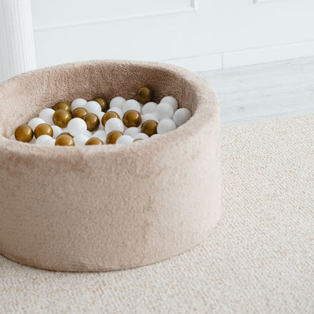 Moje ballenbad Teddy beige met witte en gouden ballen in een lichte kinderkamer