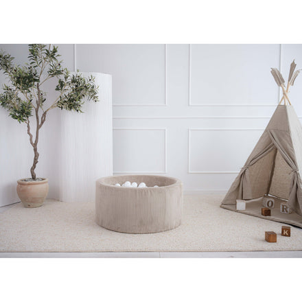 Moje ballenbad Velvet Rib beige in een speelkamer met tipitent