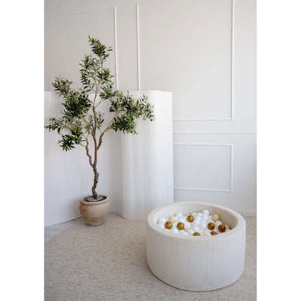 Moje ballenbad Velvet Rib cream in een lichte woonkamer
