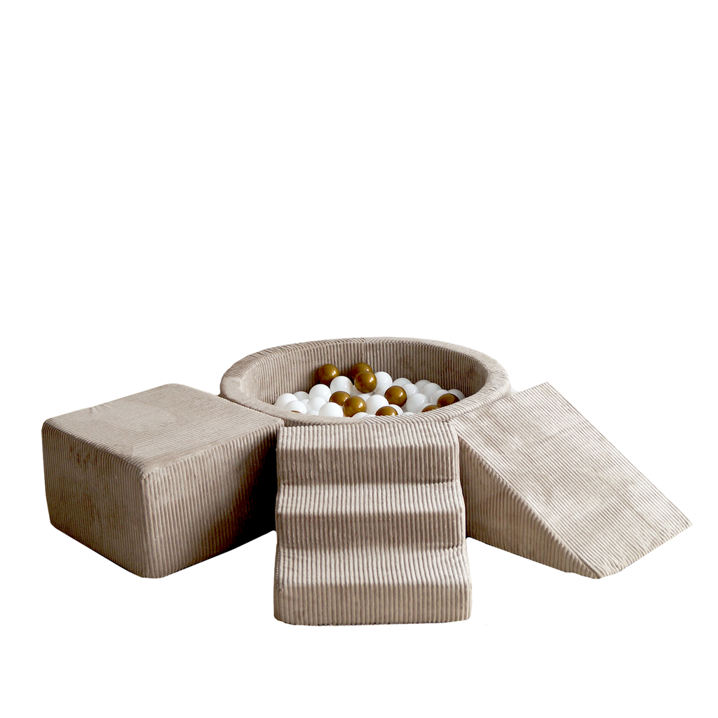 Moje playset Velvet Rib beige rond een Velvet Rib ballenbad, op witte achtergrond