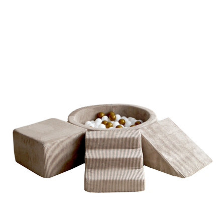 Moje playset Velvet Rib beige rond een Velvet Rib ballenbad, op witte achtergrond
