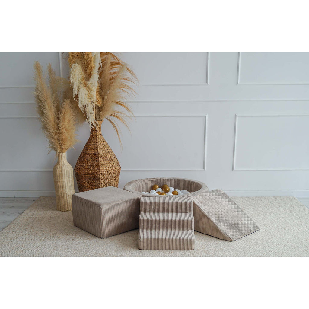 Moje playset en ballenbad Velvet Rib beige in een lichte kamer met pampasgras