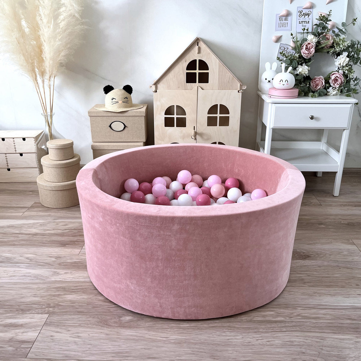 Moje set ballen oud roze voor het ballenbad, op witte achtergrond