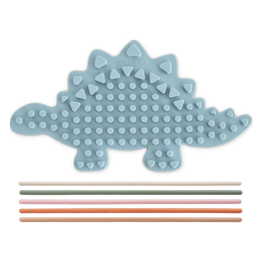 Mushie silicone sensorisch speelgoed Dino, blauwe dinosaurus met kleurige rijgstaafjes