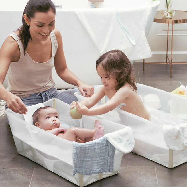 Stokke Flexi Bath Bundel Badje + Newborn Support Sandy Beige, packshot op witte achtergrond