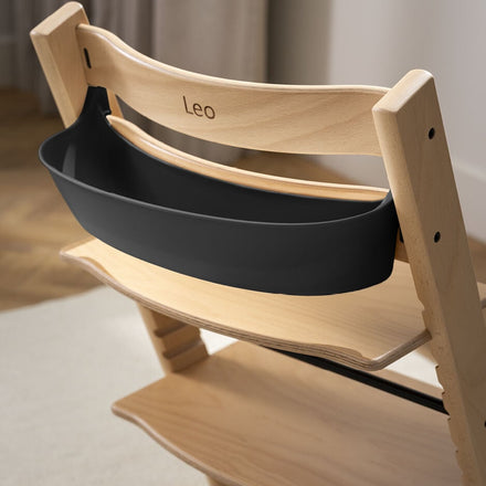 Stokke Tripp Trapp Storage Opbergbakje Zwart, sfeerbeeld, met gravure
