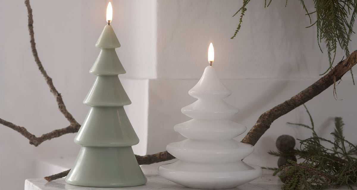 Uyuni LED kaars kerstboom slank model Sage Green op witte achtergrond