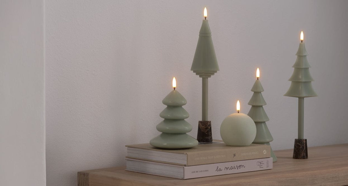 Uyuni LED kaars kerstboom breed model Sage Green op witte achtergrond