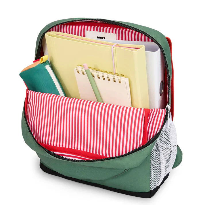 Hello Hossy rugzak Mini Forest 2-5Y, gedragen door een kleuter