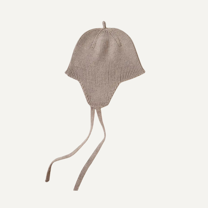Hvid Bonnet Kota pixiemutsje in de kleur Sand van merinowol, bij De Gele Flamingo.