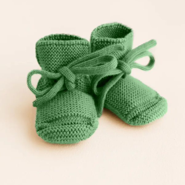 Groene Hvid babyslofjes met aangenaaide veter, zijaanzicht