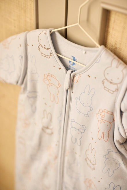 Sfeerfoto van Jollein Miffy Moments slaapzakken, waaronder Cloud Blue, in de babykamer van De Gele Flamingo