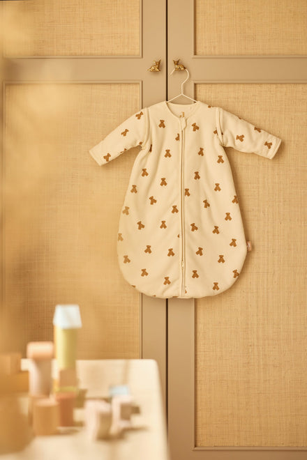 Sfeerbeeld van de Jollein Slaapzak met afritsbare mouw Mini Teddy Bear L.Waffle van De Gele Flamingo.