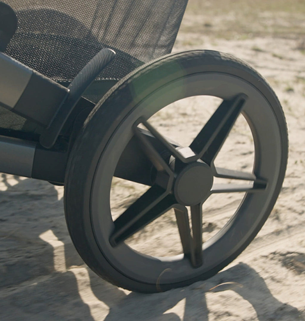 Joolz Kinderwagen Geo5 in gebruik, onderweg op onverhard terrein