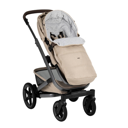 Joolz Voetenzak Universeel V3 Sandy Taupe, in gebruik op de kinderwagen