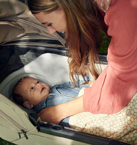Joolz Kinderwagen Day5 in gebruik, de zachte reiswieg op het onderstel