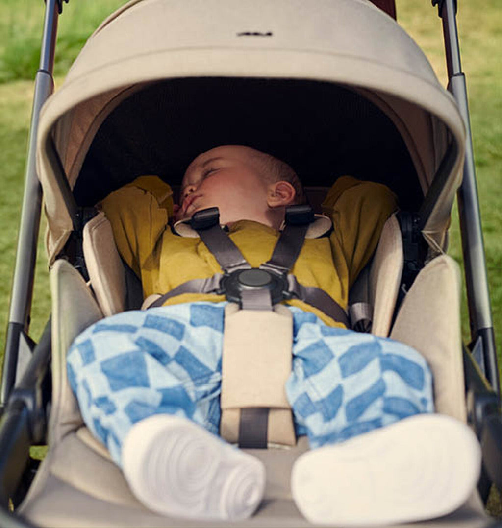 Joolz Kinderwagen Day5 in gebruik, het ondersteunende zitje