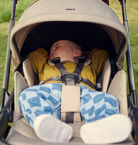 Joolz Kinderwagen Day5 in gebruik, het ondersteunende zitje