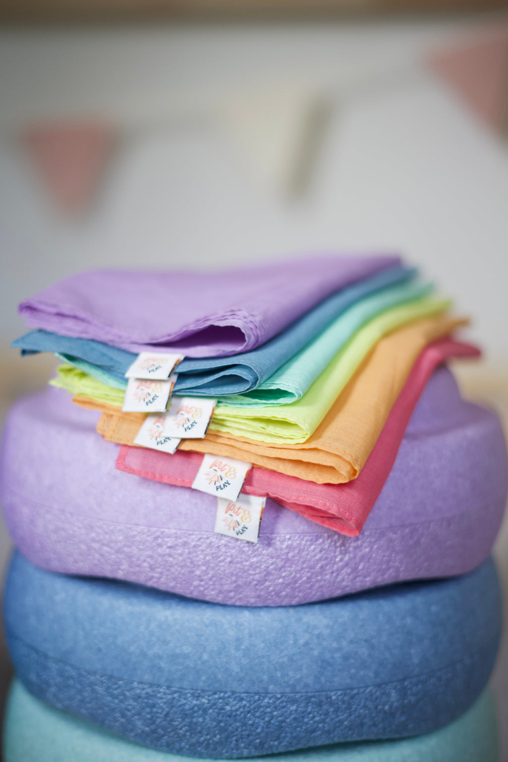 Pit & Play katoenen speeldoeken pastel, gevouwen op stapelstenen