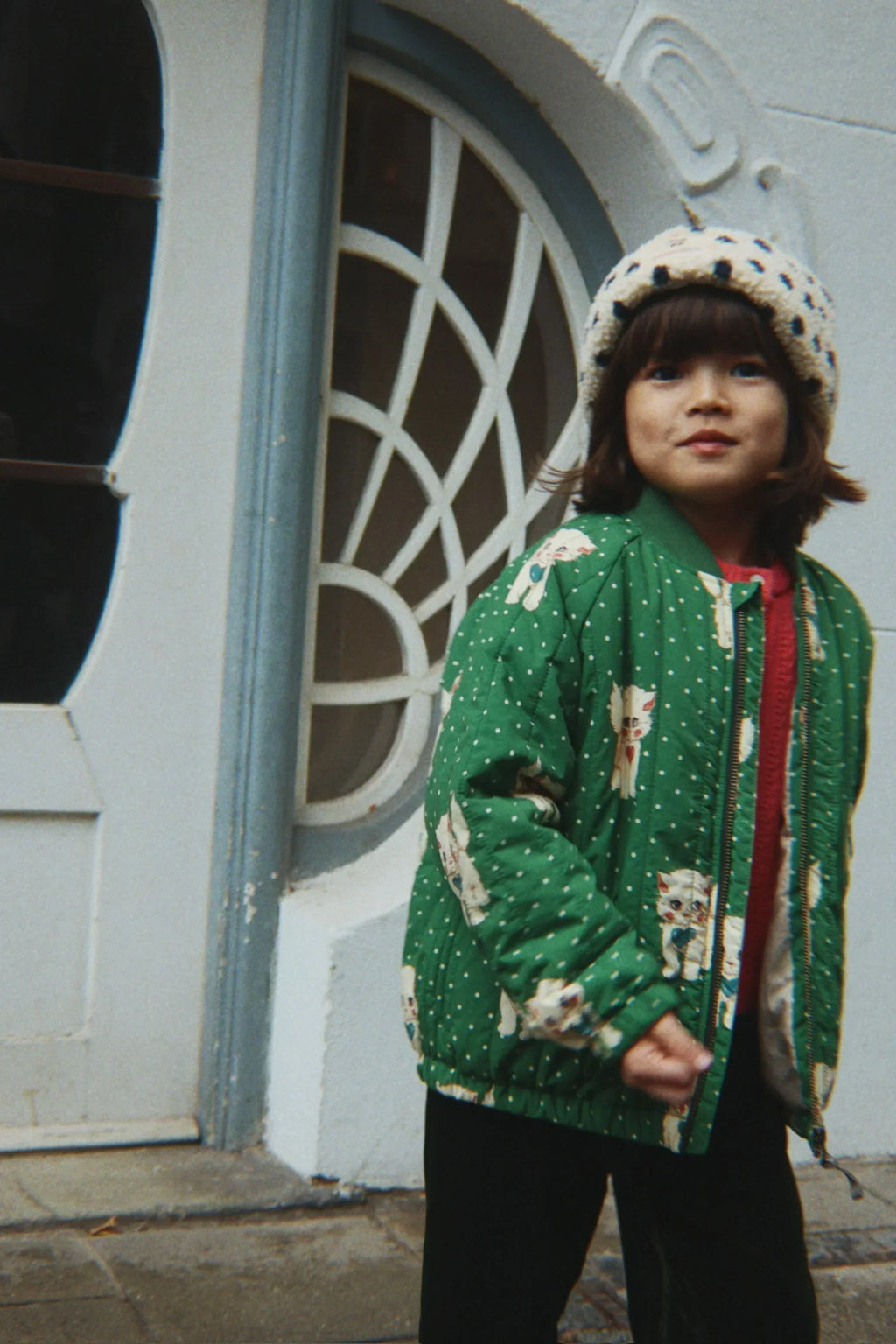 Konges Sløjd Juno Printed Bomber Jas Dot Miao Verde met twee praktische zijzakken, bij De Gele Flamingo