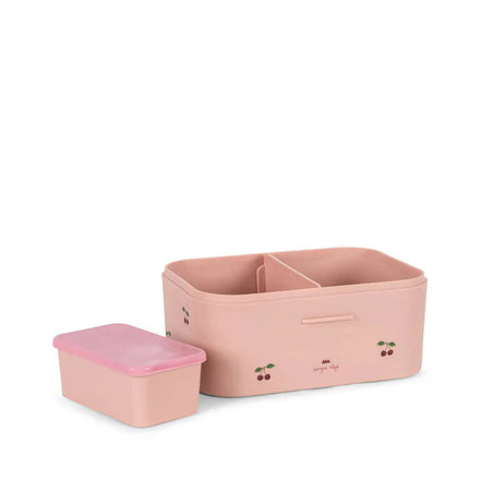 Konges Sløjd brooddoos Cherry Pink geopend met uitneembare verdeler en snackbakje