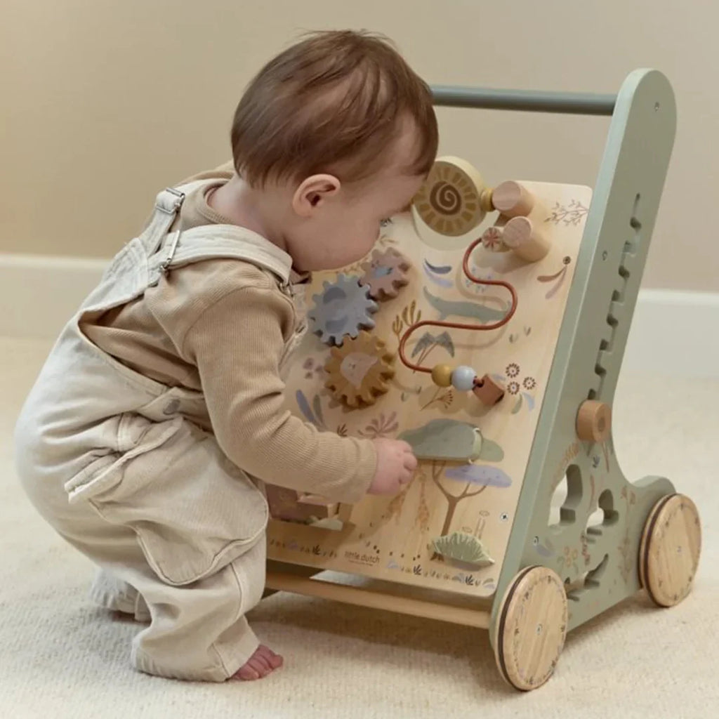 Little Dutch Activiteiten Loopwagen Safari Friends, houten loopwagen met safari-illustraties uit het gamma van De Gele Flamingo.