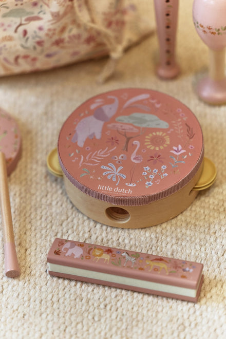 Little Dutch muziekset Safari Friends roze, detail van tamboerijn en mondharmonica