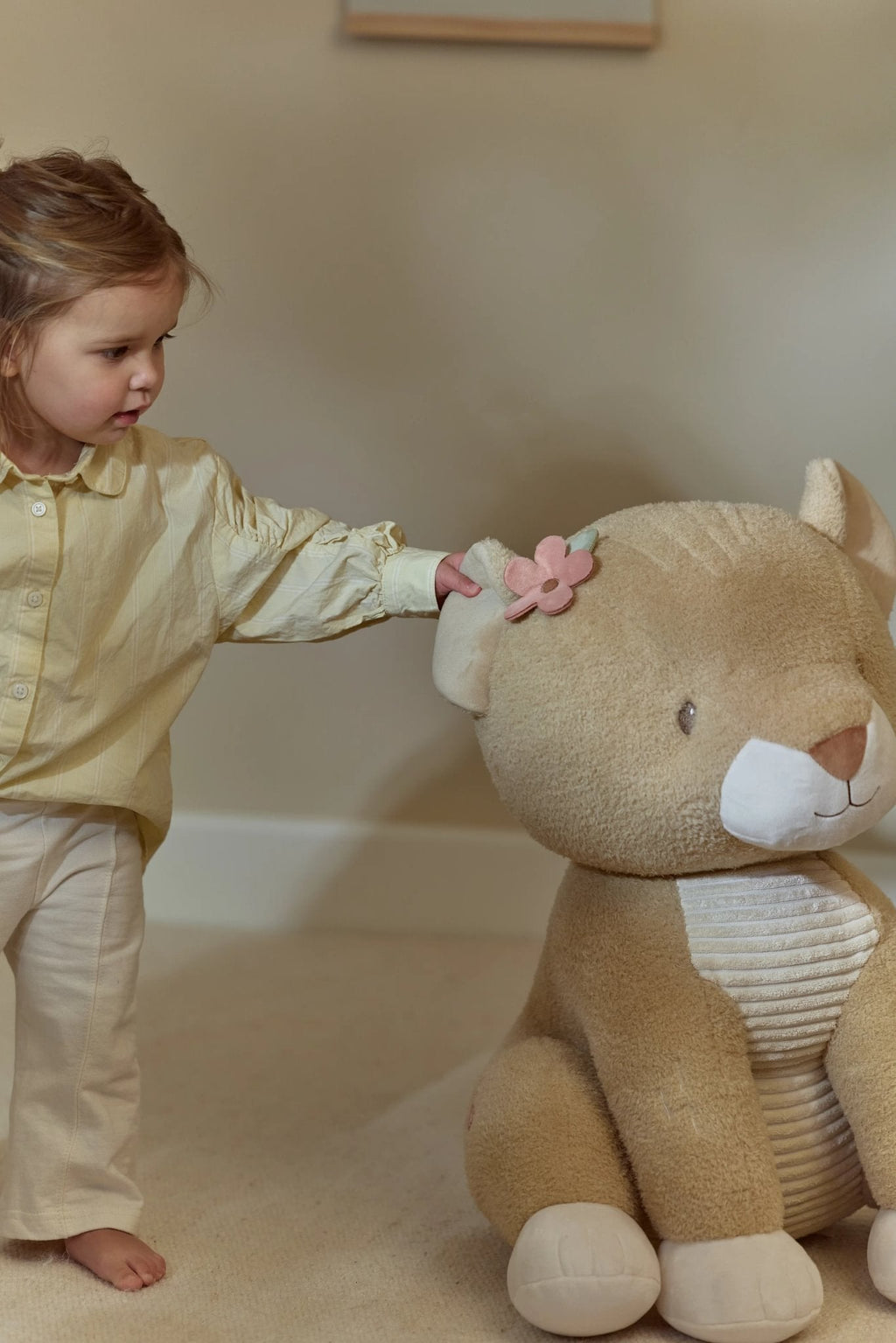 Little Dutch knuffel Safari Friends leeuwin, meisje speelt met de leeuwin