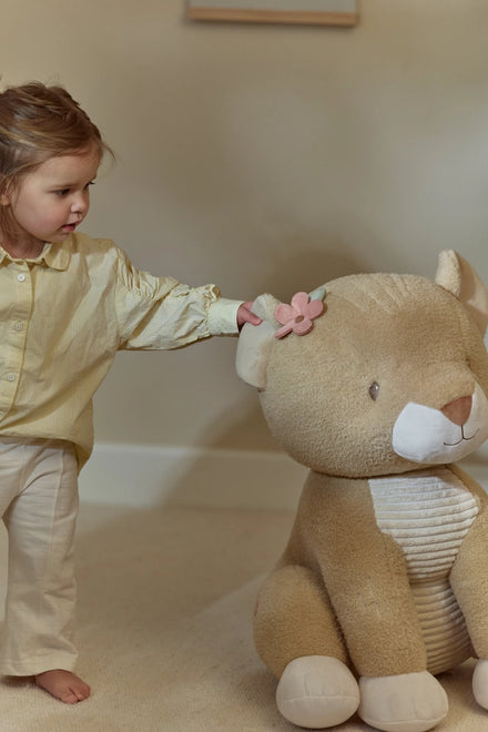 Little Dutch knuffel Safari Friends leeuwin, meisje speelt met de leeuwin