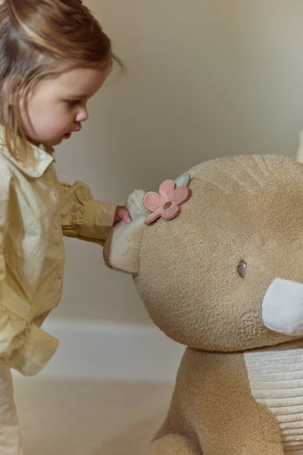 Little Dutch knuffel Safari Friends leeuwin, meisje aait de leeuwin
