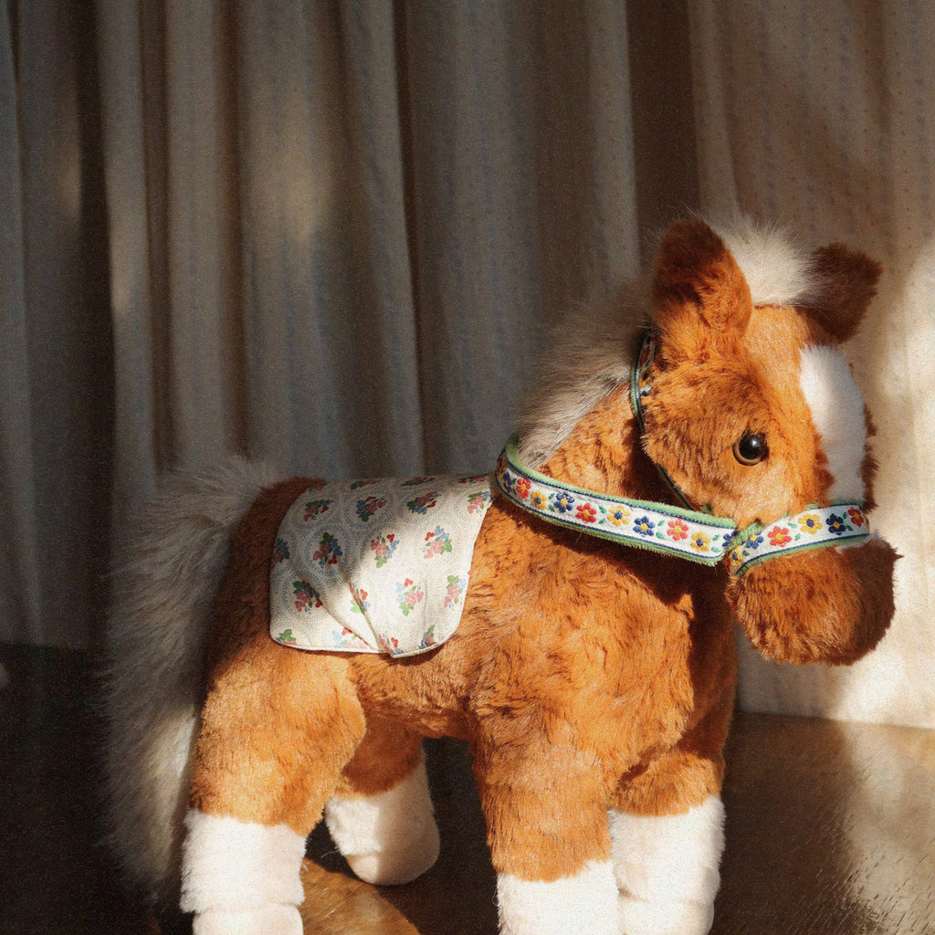 Konges Sløjd Knuffel Paard Fiona Horse Multi, sfeerbeeld van het knuffelpaard