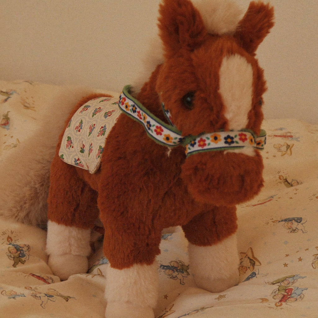 Konges Sløjd Knuffel Paard Fiona Horse Multi, sfeerbeeld samen met ander Konges Sløjd speelgoed