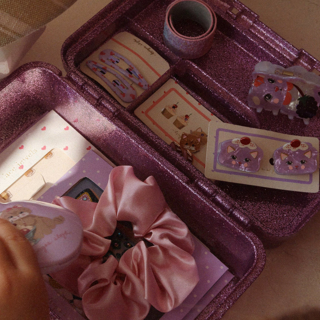 Konges Sløjd Speelkoffer Glam Me Up Suitcase Amour Pink, tweede sfeerbeeld van de speelkoffer