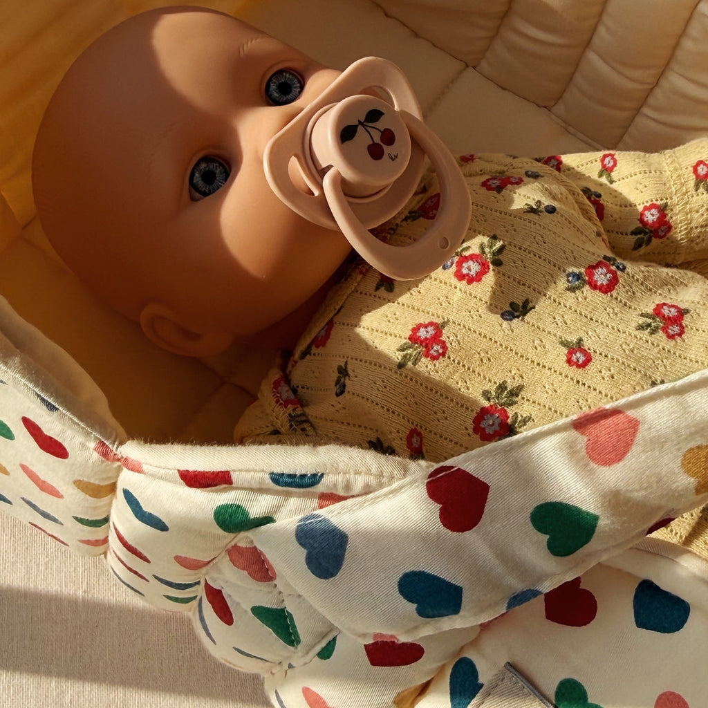Konges Sløjd Poppenreiswieg Doll Lift Coeur Coloré, sfeerbeeld van de poppenreiswieg