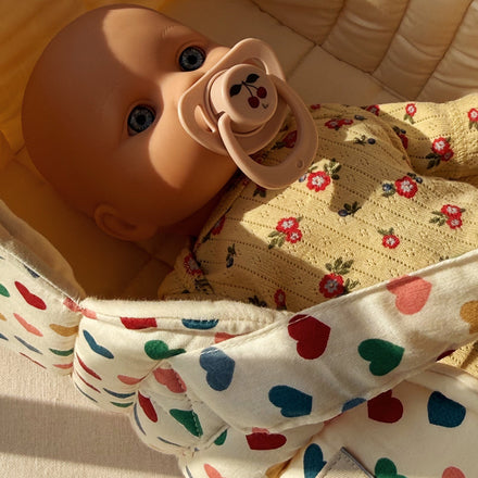 Konges Sløjd Poppenreiswieg Doll Lift Coeur Coloré, sfeerbeeld van de poppenreiswieg