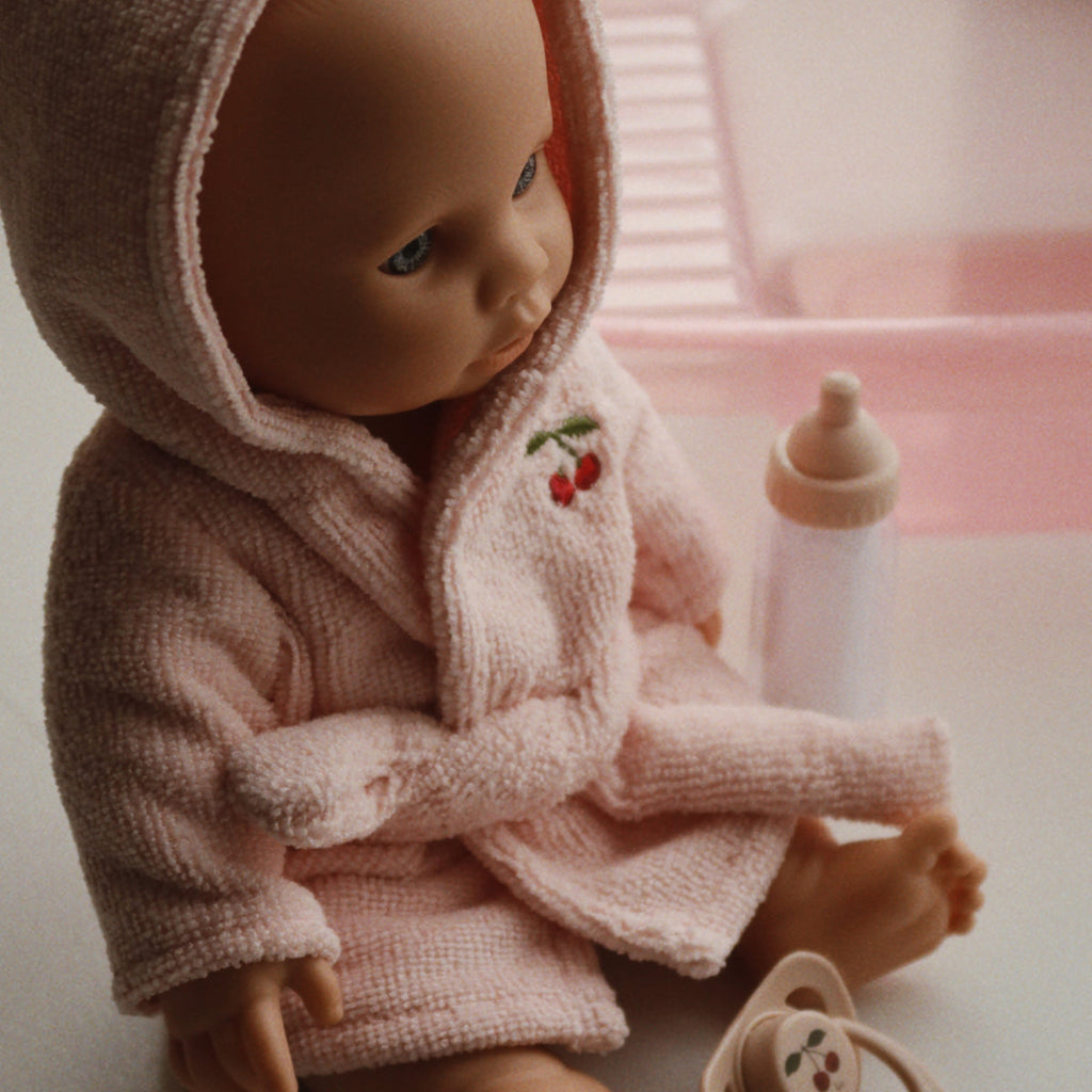 Konges Sløjd Pop Isola Doll Bath Set Cherry, sfeerbeeld van de pop met badset