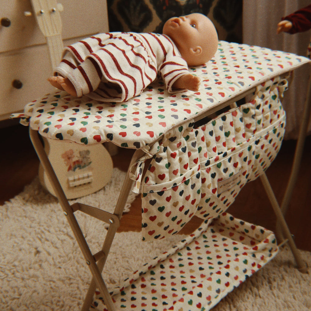 Konges Sløjd Poppencommode Doll Changing Table Coeur Coloré, sfeerbeeld met pop op de commode