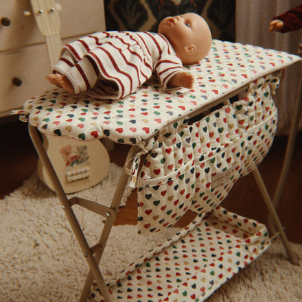 Konges Sløjd Poppencommode Doll Changing Table Coeur Coloré, sfeerbeeld met pop op de commode