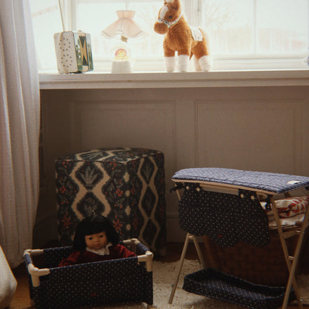 Konges Sløjd Poppenbedje Doll Travel Bed Ditzy Dot, sfeerbeeld naast de bijpassende poppencommode